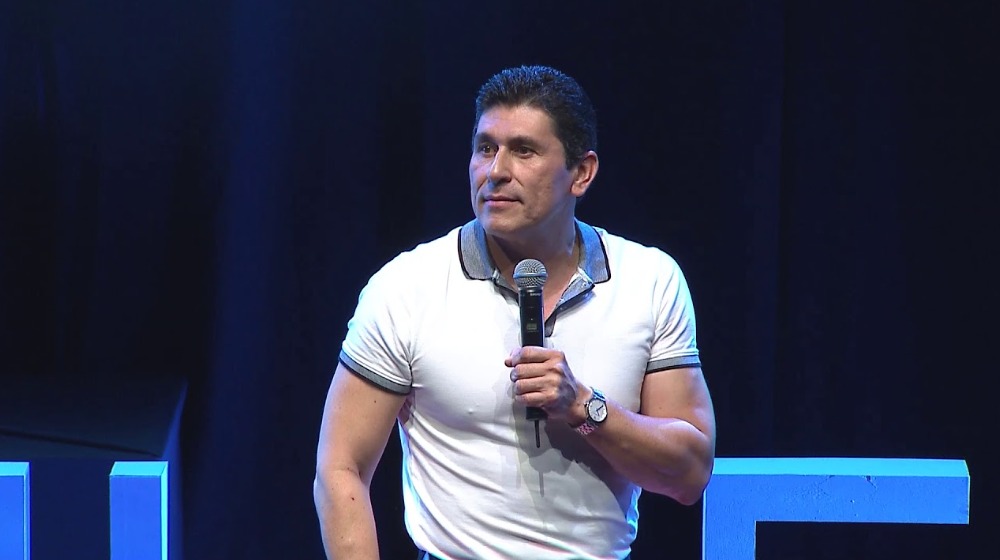 Contratar a Cesar Lozano